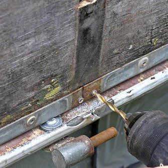 Gångjärn släpvagn: Borra ut mitten av niten Gångjärn släpvagn: Borra ut mitten av niten